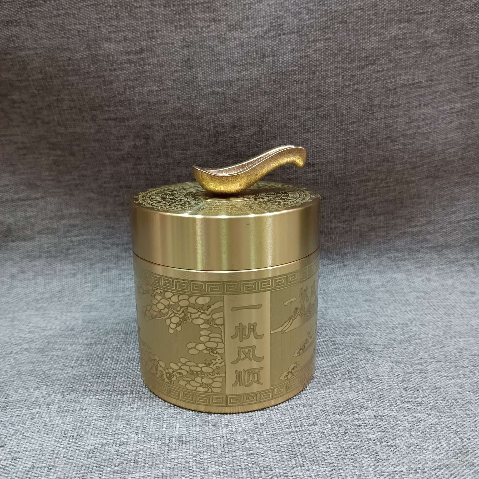 Zhonggong Handicrafts Car ashtray with lid, multi-purpose ashtray, copper compass, Home Decoration, mascot, Fine Gift, Souvenir, excellent for elders, living room decoration, car accessories, Smooth Sailing car ashtray