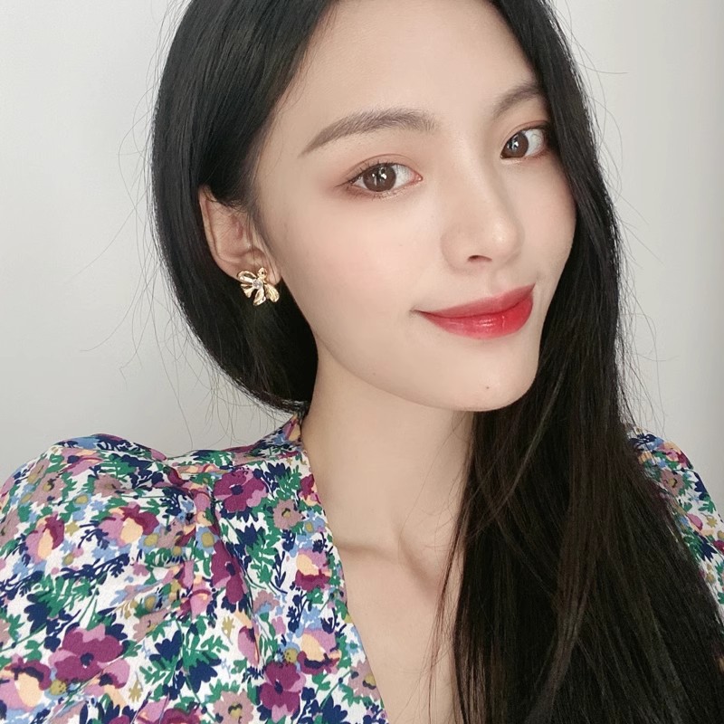 Xuhui brand exquisite and light luxury copper plated with real gold and zircon inlaid, cold style 925 silver needle flower stud earrings full figure
