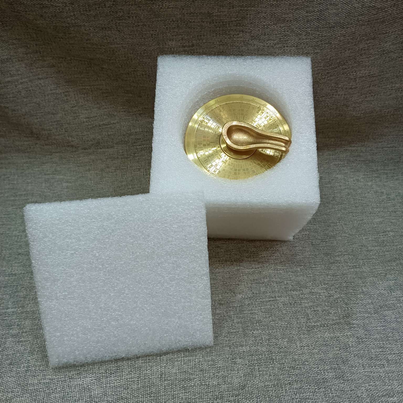 Zhonggong Handicrafts Car ashtray with lid, multi-purpose ashtray, copper compass, Home Decoration, mascot, Fine Gift, Souvenir, excellent for elders, living room decoration, car accessories, Smooth Sailing car ashtray detail image 9