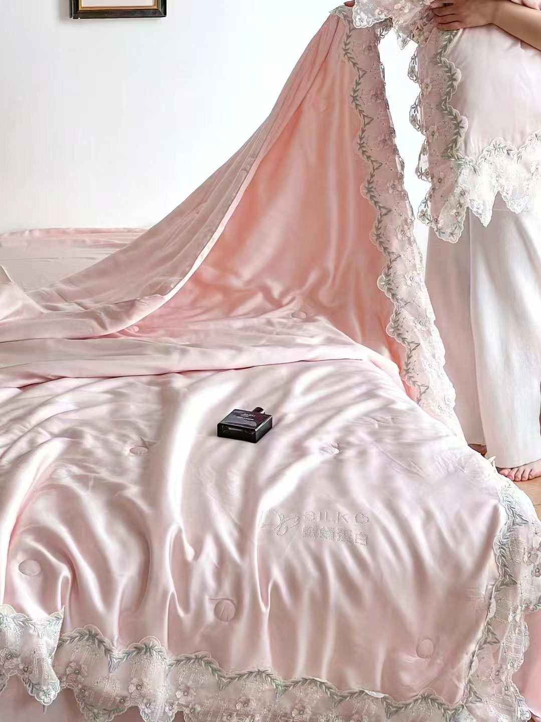 A light luxury, pure silk lace, princess-style fresh four-piece set Application Scenario