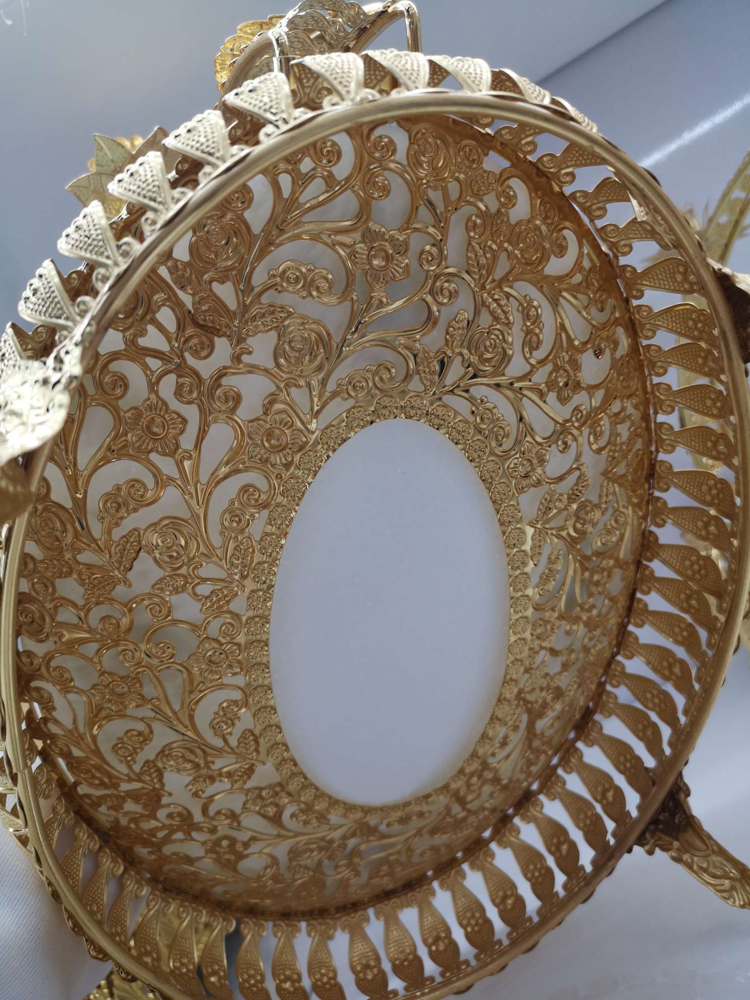 European-style retro fruit plate, high-end hotel decoration, golden glass plate, hand-held fruit basket, creative cake plate, decorative items, handicrafts detail image 4