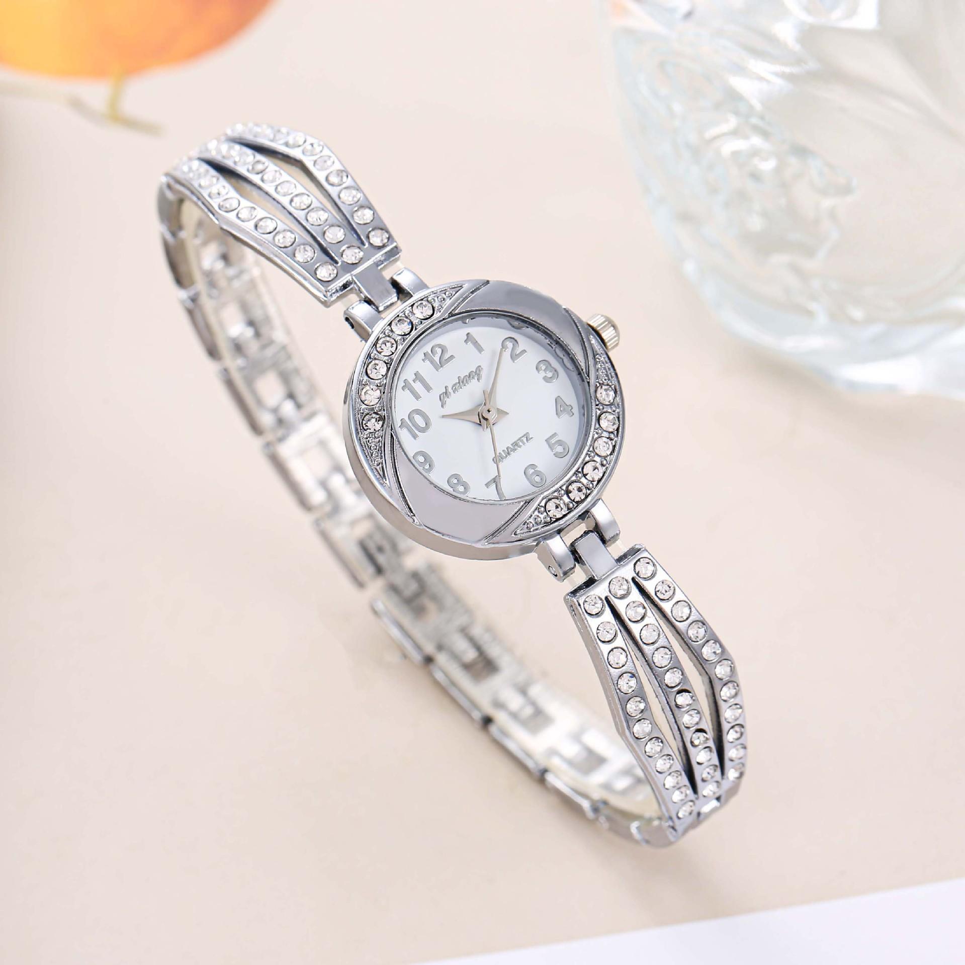 Korean Fashion Simple Alloy Bracelet Women's Watch Diamond Women's Quartz Watch One Piece Dropshipping Application Scenario