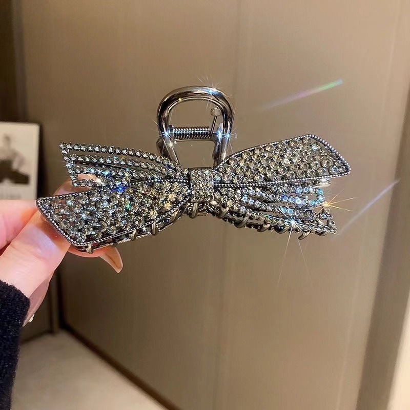 The best-selling pearl bow clip, a large female Internet celebrity clip, exudes a light luxury and high-end look. It's a shark clip for the back of the head detail image 4