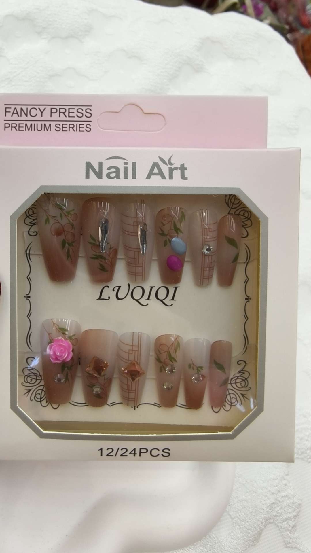 成人穿戴甲细节图