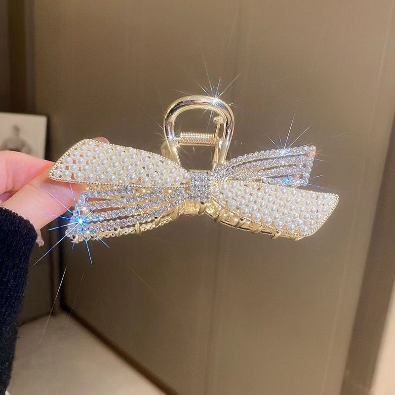 The best-selling pearl bow clip, a large female Internet celebrity clip, exudes a light luxury and high-end look. It's a shark clip for the back of the head