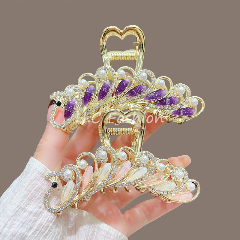 A new, niche and high-end women's glass peacock hair clip, a delicate shark clip on the back of the head, a hair bun and headwear details Picture