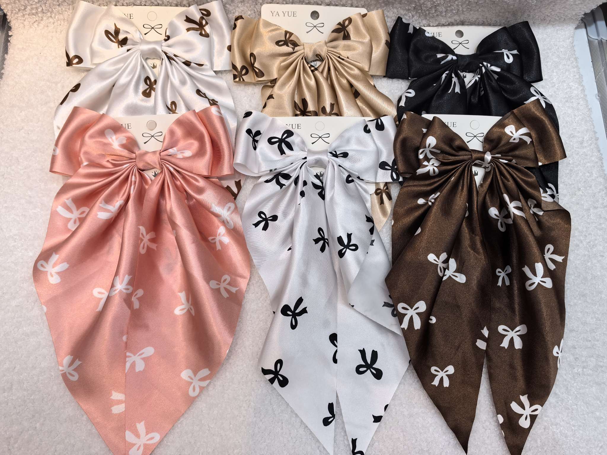 The oversized flowing bow hair accessory, crocodile one-piece clip hair accessory, headwear and hairpin, an elegant embellishment at the back of the head, exudes a sense of high-end sophistication. It adds charm to the hair