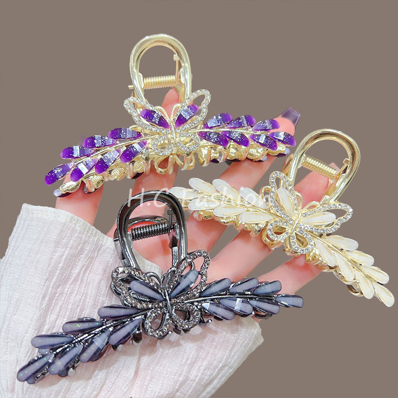 The new glass water diamond butterfly gripper is a high-end, simple and versatile hair clip. It is also a shark clip hair accessory for the back of the head