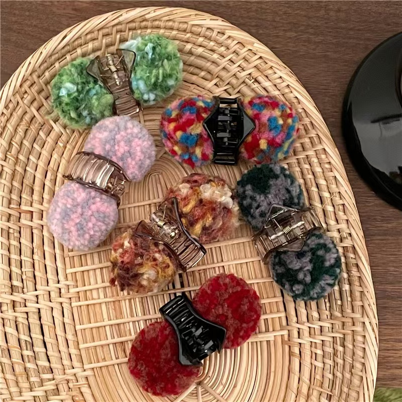 甜美少女彩色双毛球侧边刘海新款可爱刘海碎发毛绒三角圆形毛绒球猫耳撞色鲨鱼夹发夹边夹小抓夹