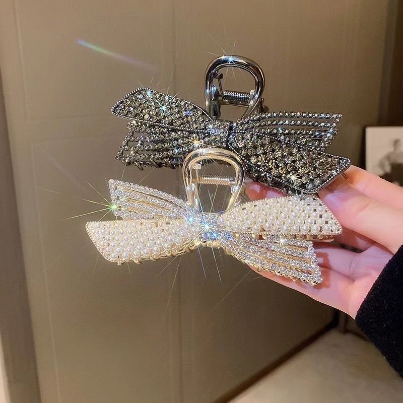 The best-selling pearl bow clip, a large female Internet celebrity clip, exudes a light luxury and high-end look. It's a shark clip for the back of the head details Picture