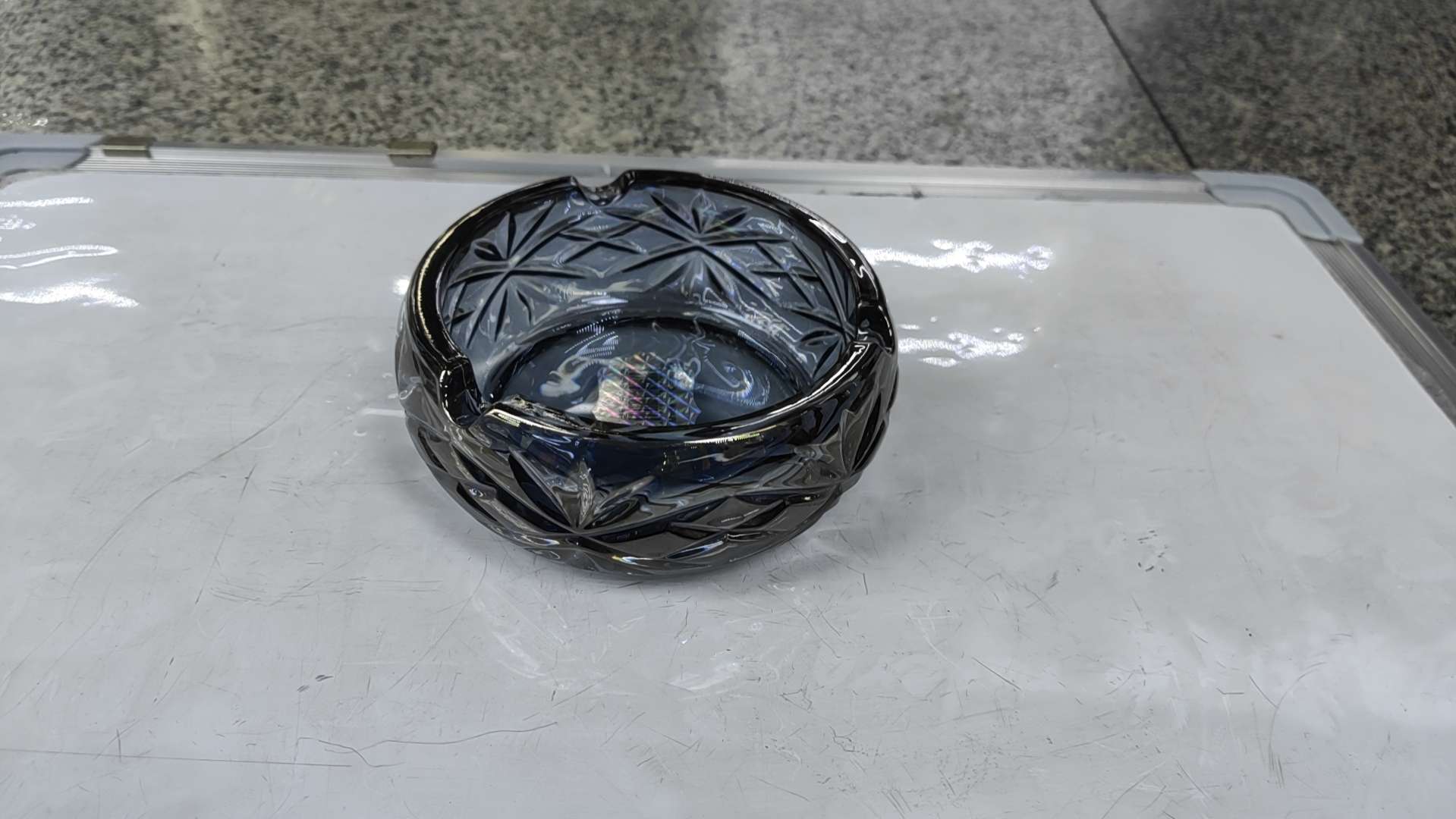  玻璃制品烟灰缸细节图