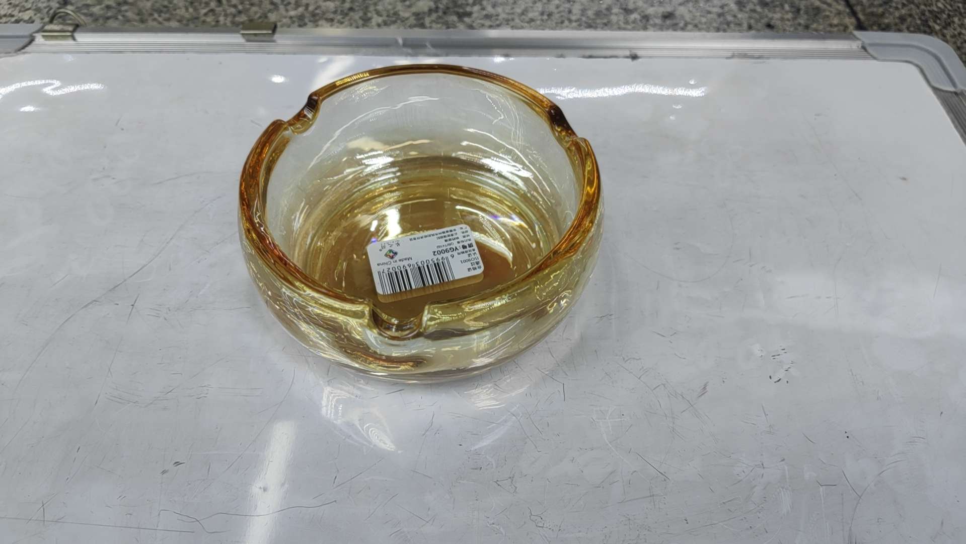  玻璃制品烟灰缸白底实物图