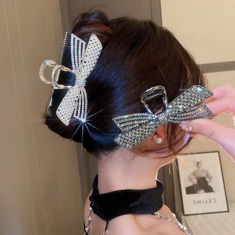 The best-selling pearl bow clip, a large female Internet celebrity clip, exudes a light luxury and high-end look. It's a shark clip for the back of the head detail image 5