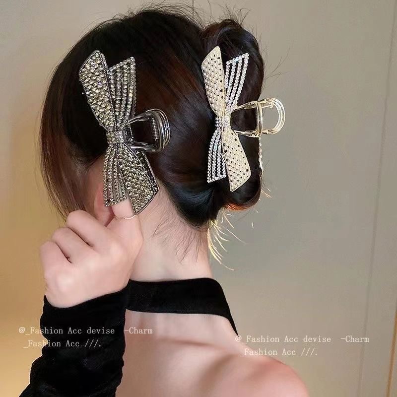The best-selling pearl bow clip, a large female Internet celebrity clip, exudes a light luxury and high-end look. It's a shark clip for the back of the head detail image 3