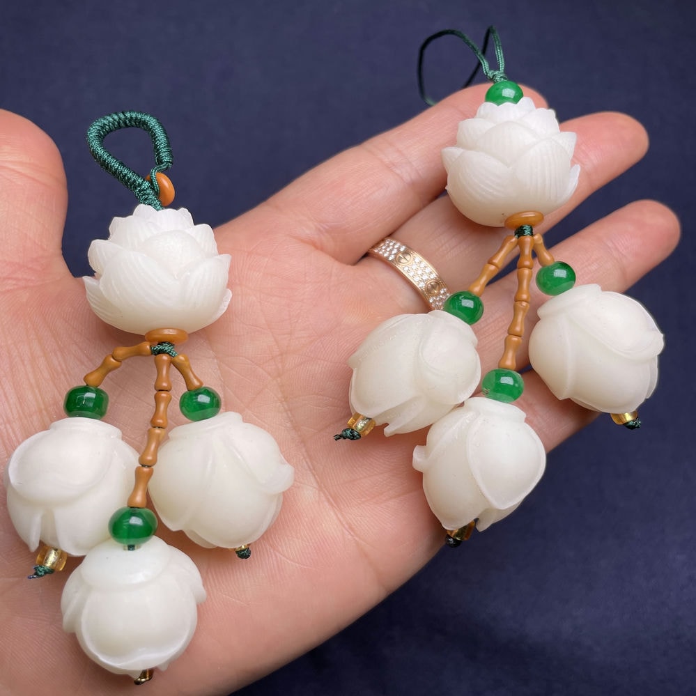 Natural Bodhi root carved lotus money bag, olive bamboo joint, good things happen, lotus friends safe, diffuser bag, hanging mobile phone chain, keychain accessory, keychain for girls 2024, cute keychain Application Scenario