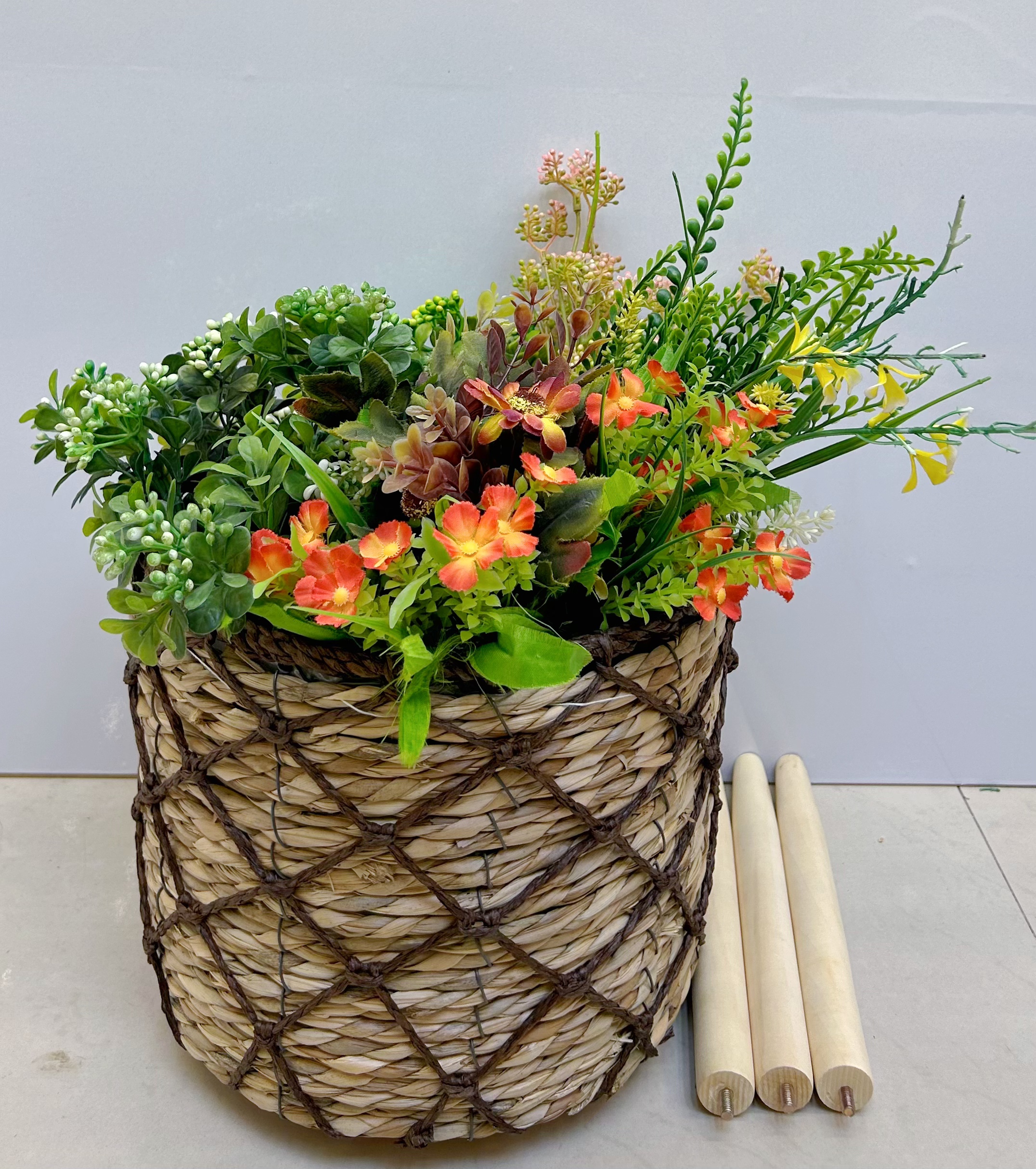 Nordic style creative, pure handcrafted, outward-woven flower baskets, wooden legs, high flower stands, floor-standing indoor and outdoor decorative, green ivy garden potted plants Application Scenario