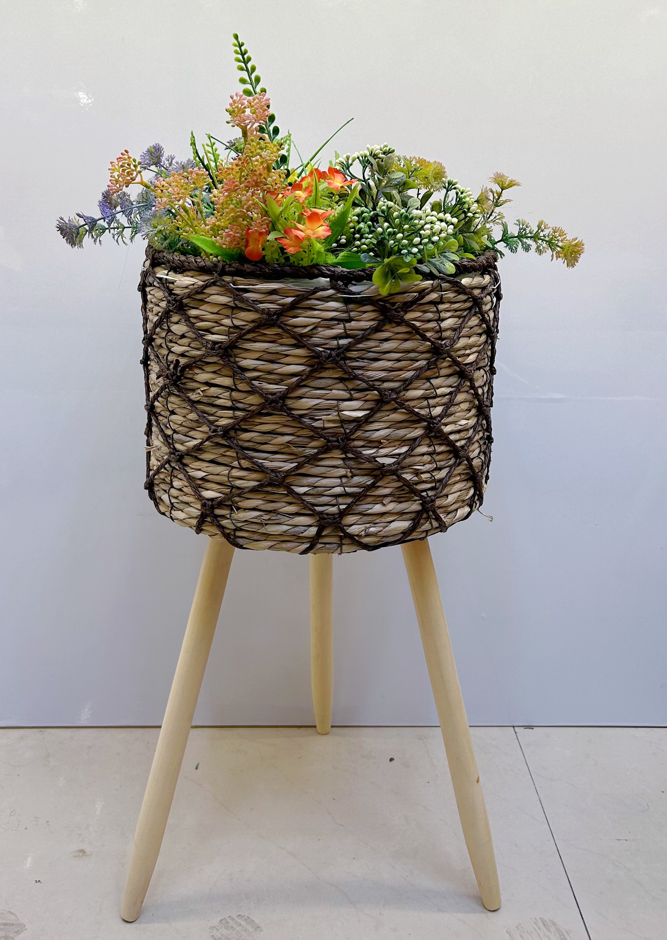 Nordic style creative, pure handcrafted, outward-woven flower baskets, wooden legs, high flower stands, floor-standing indoor and outdoor decorative, green ivy garden potted plants Specification image