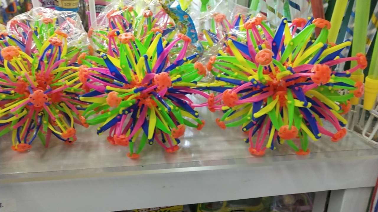 开花球玩具，向空中抛去就会开花，
