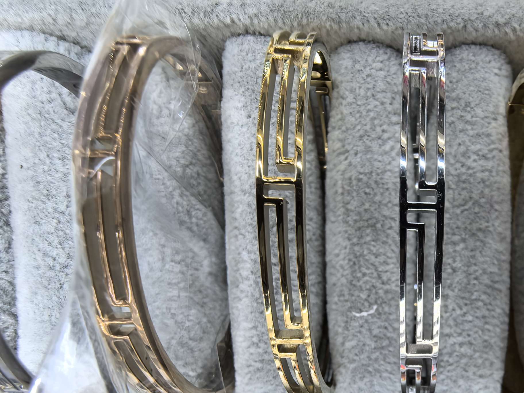 Hollowed-out bracelet