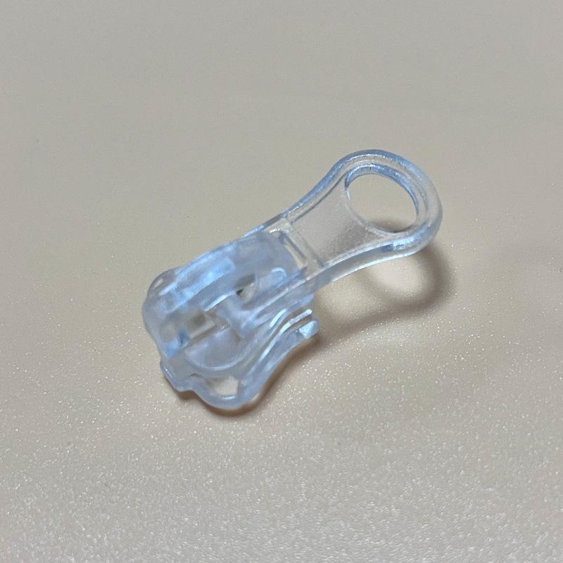 5# resin transparent plastic zipper puller pull head zipper accessories in stock wholesale transparent self-locking pull head factory direct sales Application Scenario