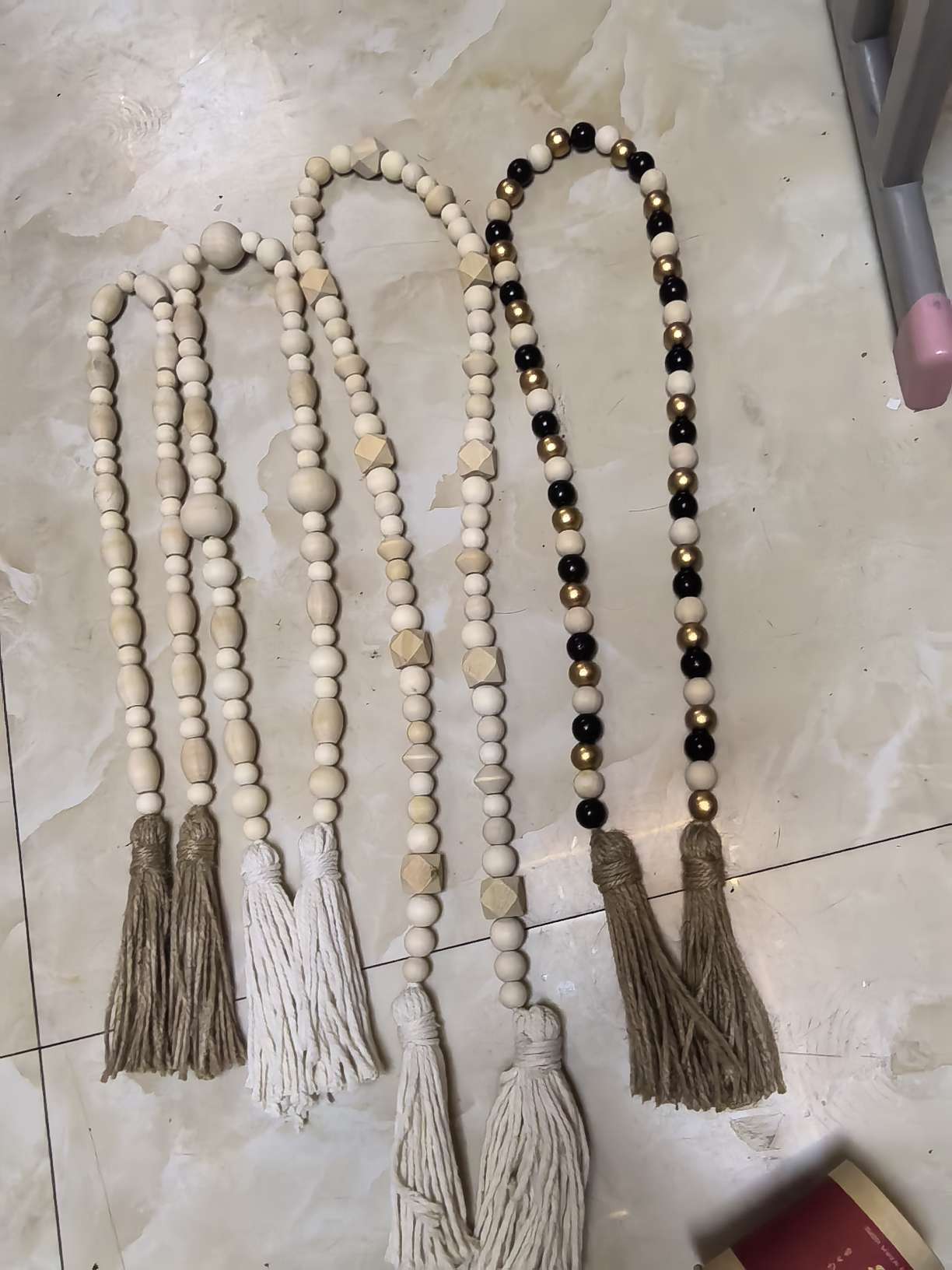 Wooden bead strings can be used to hang vases for decoration Specification image