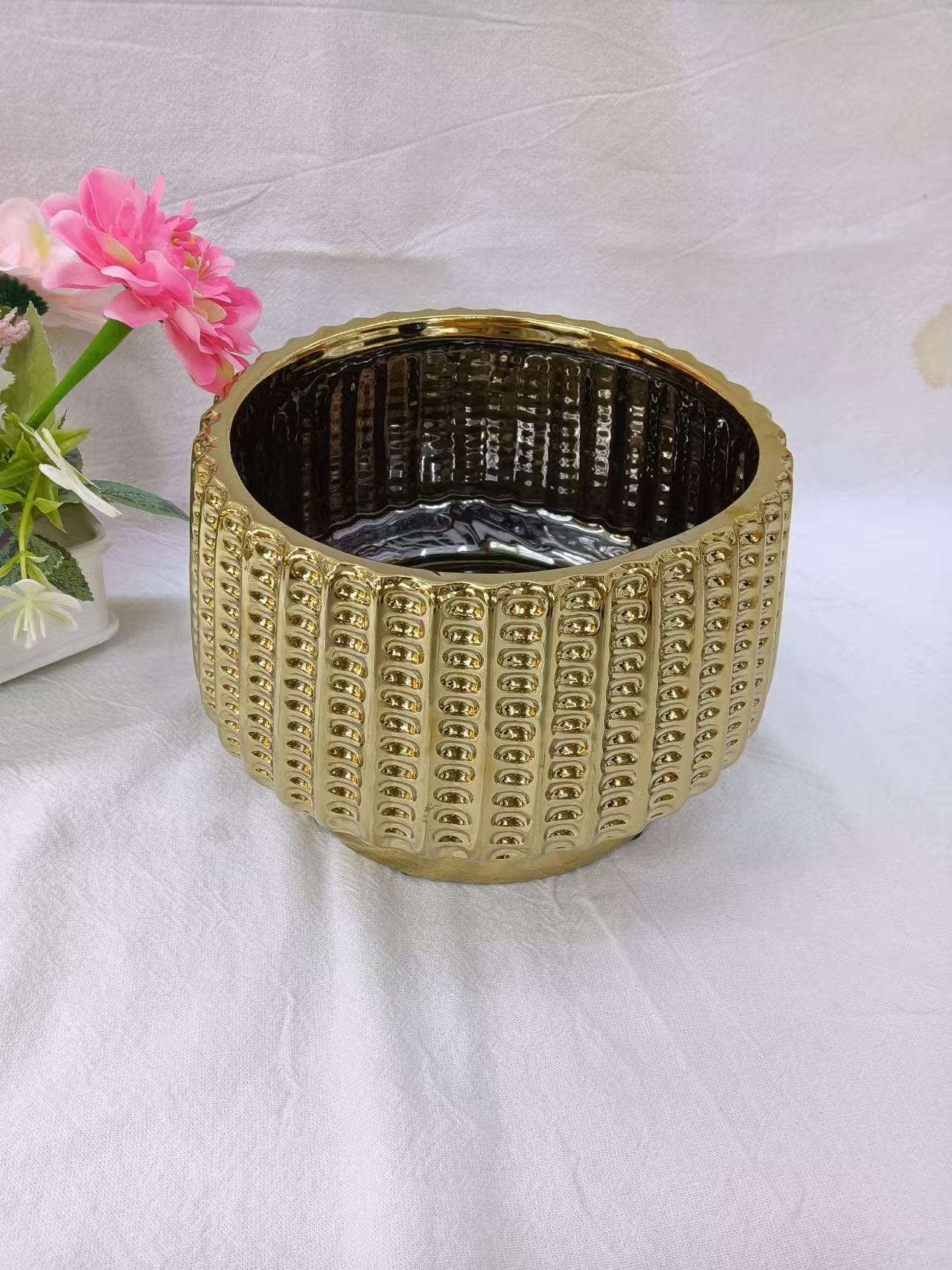 Ceramic handicrafts, simple style small flowerpots, artistic style exquisite and simple metal vases, decorative ornaments, tabletop decorative ornaments, vase handicrafts, vases details Picture