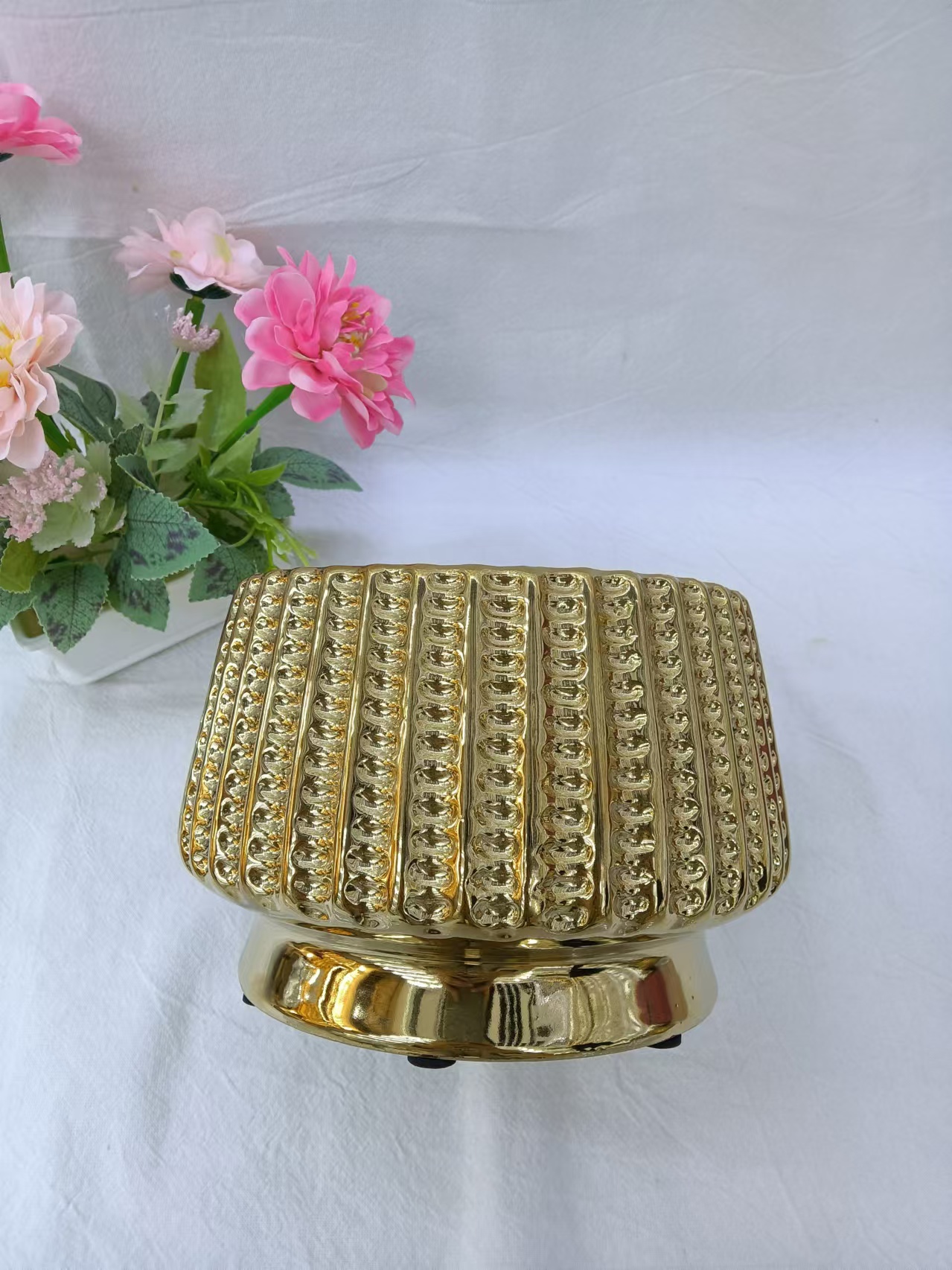 Ceramic handicrafts, simple style small flowerpots, artistic style exquisite and simple metal vases, decorative ornaments, tabletop decorative ornaments, vase handicrafts, vases Specification image