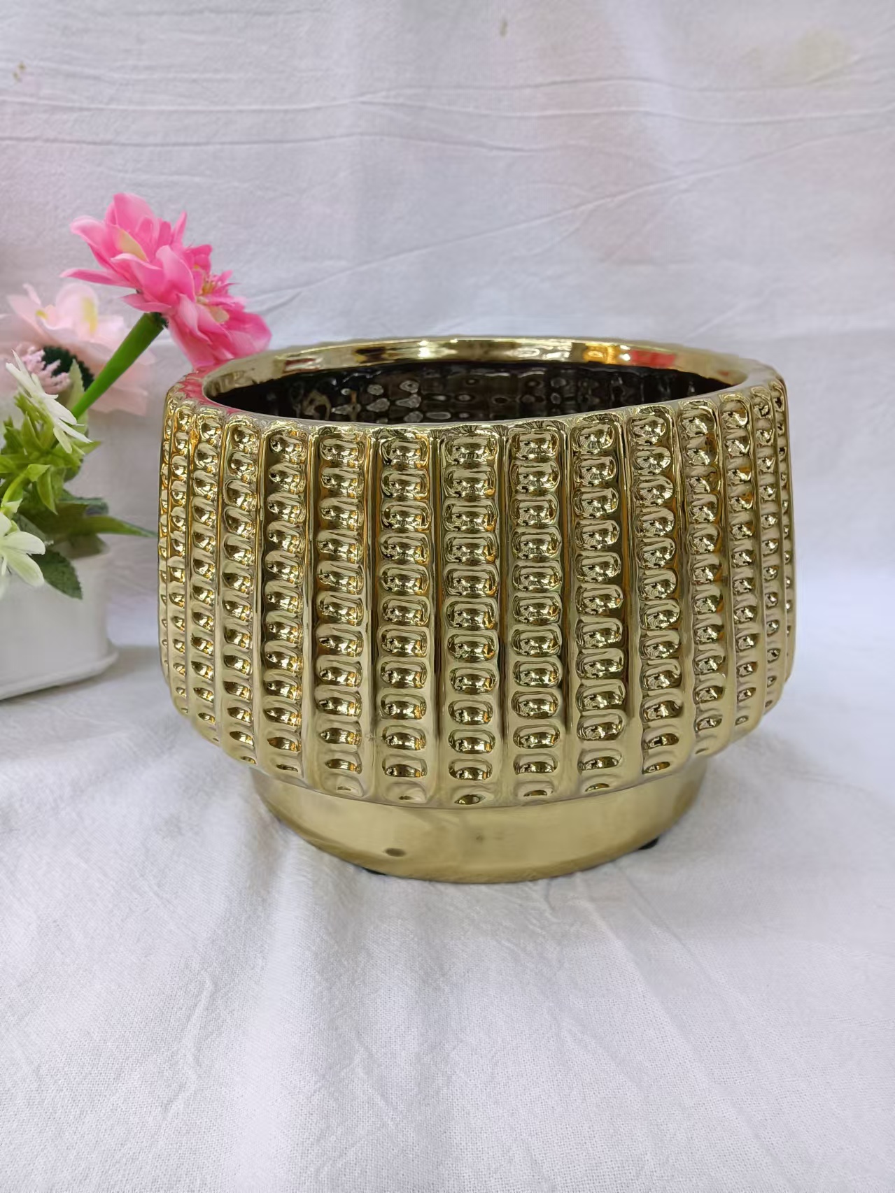 Ceramic handicrafts, simple style small flowerpots, artistic style exquisite and simple metal vases, decorative ornaments, tabletop decorative ornaments, vase handicrafts, vases Application Scenario
