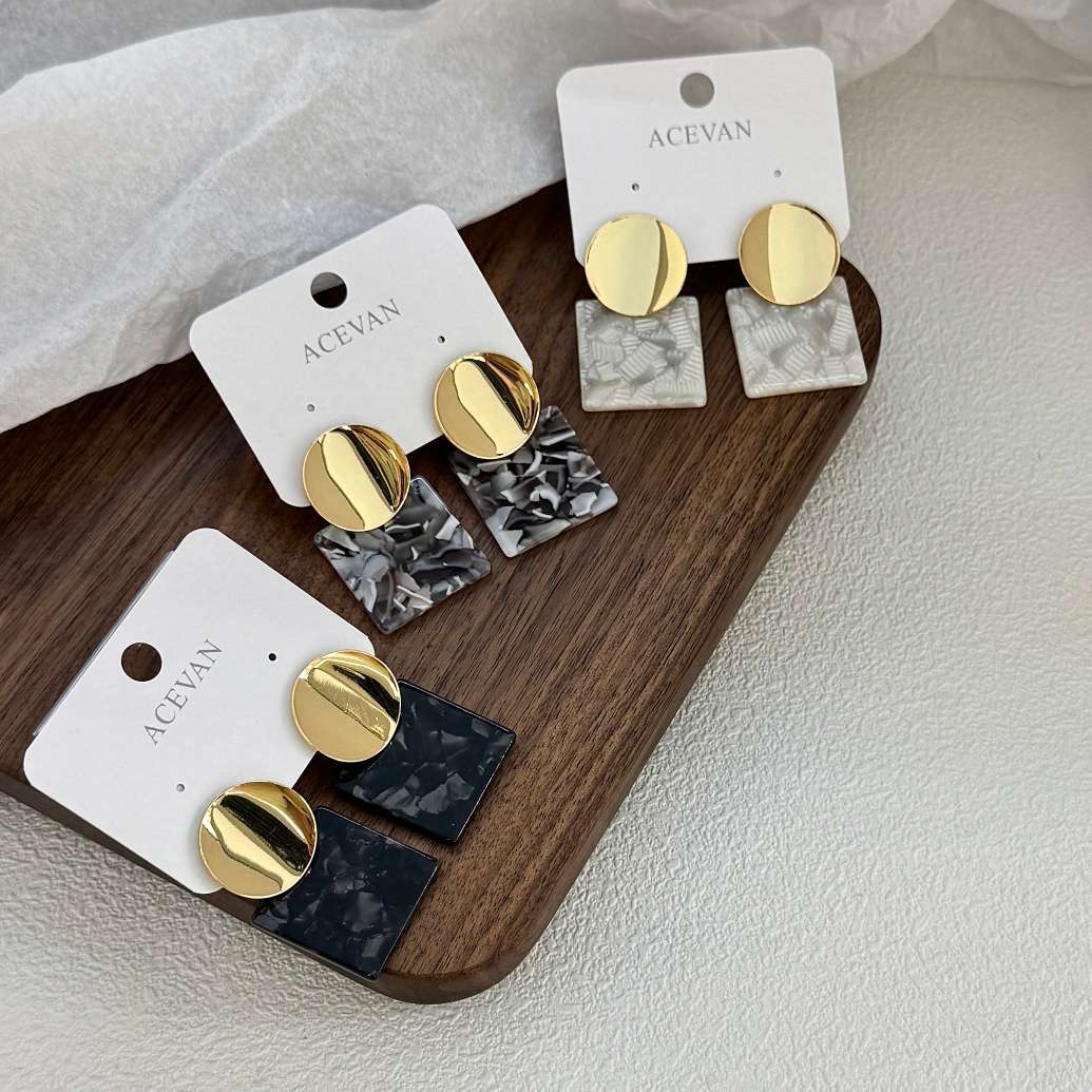 Korean-style dazzling and trendy earrings, high-end stud earrings, unique design earrings, eco-friendly color retention, electroplated color contrast, a choice for fashionable ladies in Yiwu
