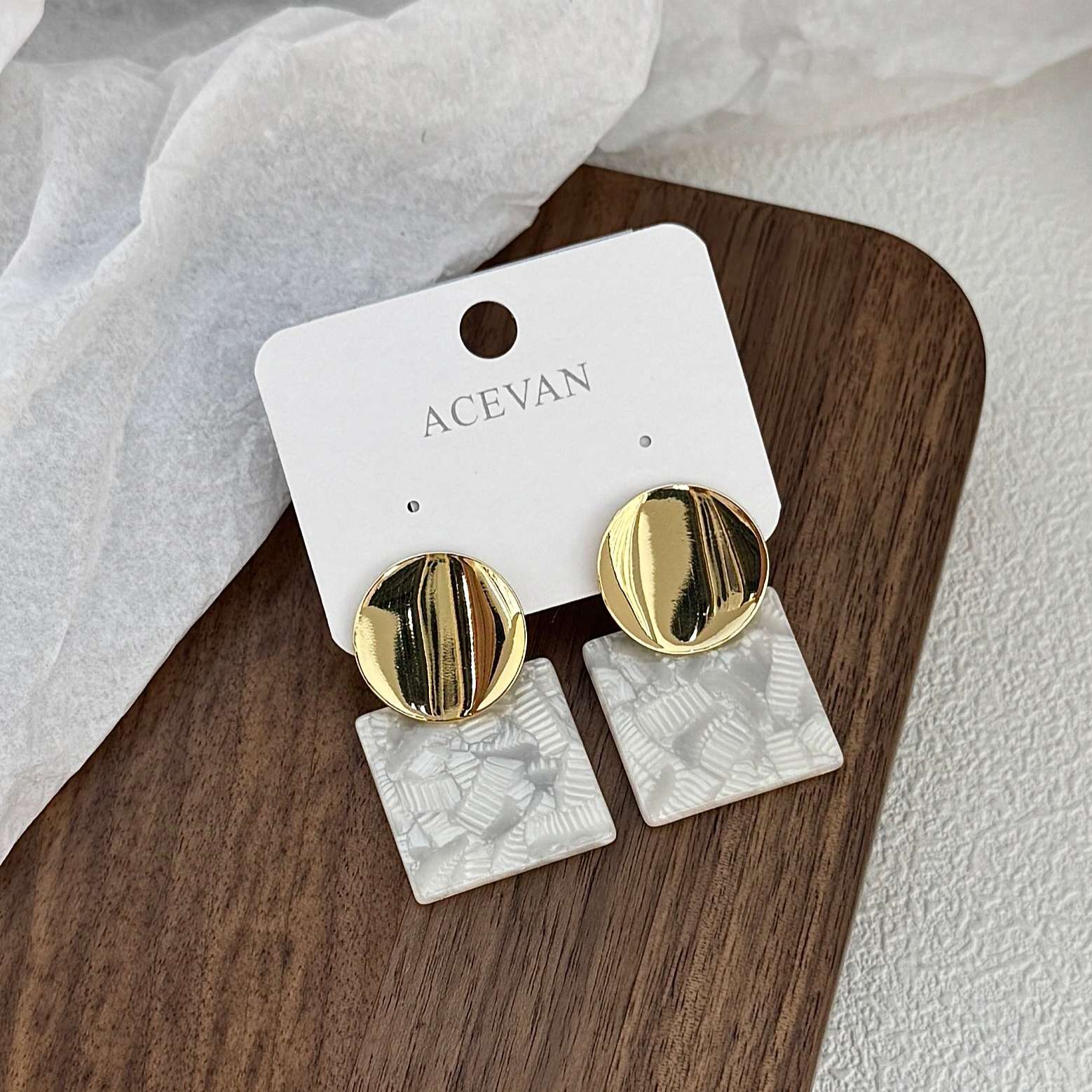 Korean-style dazzling and trendy earrings, high-end stud earrings, unique design earrings, eco-friendly color retention, electroplated color contrast, a choice for fashionable ladies in Yiwu detail image 2