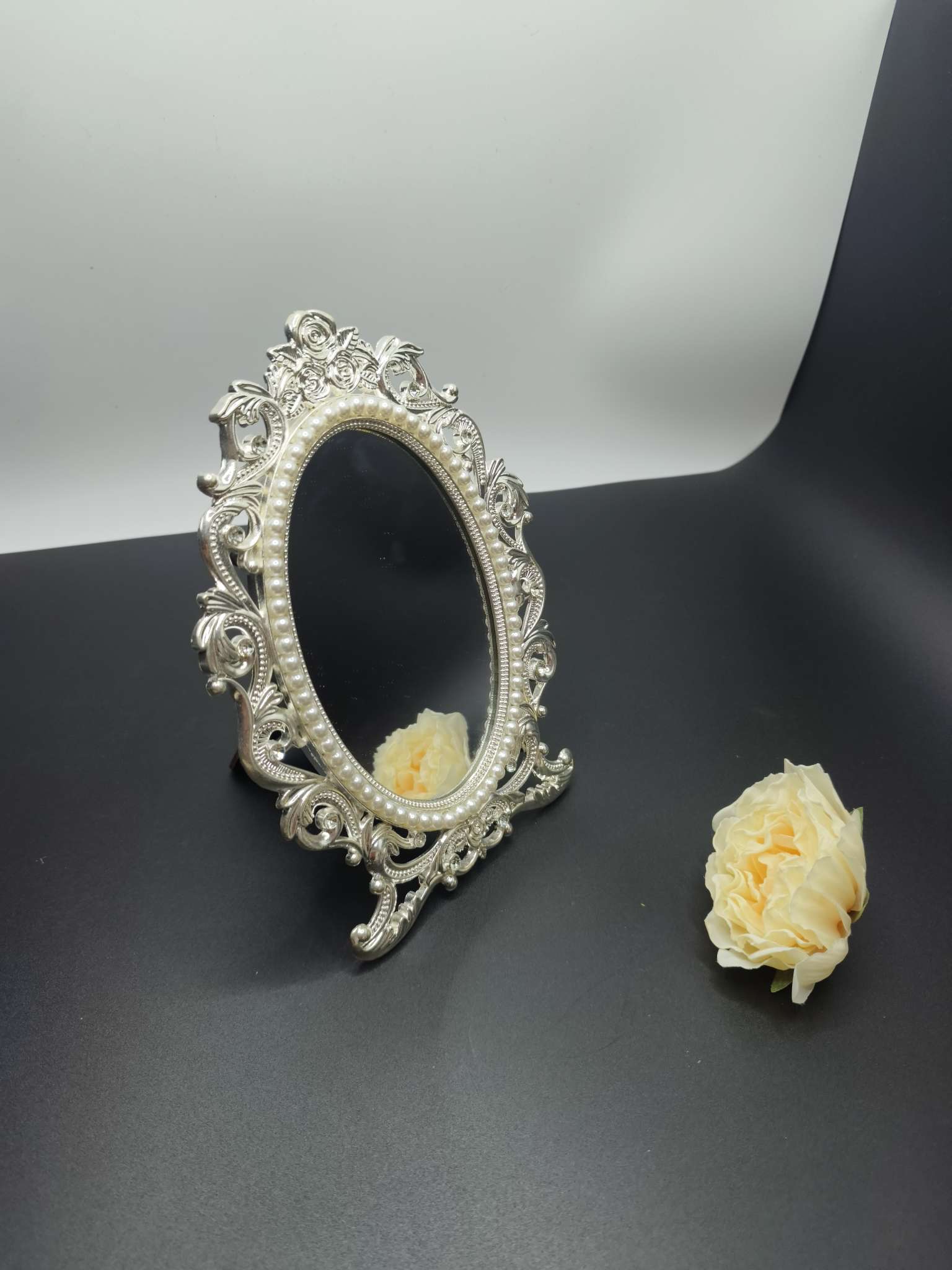 Metal photo frames, metal mirrors, oval mirrors, small mirrors, custom-made mirror photo frames, plastic photo frames, alloy photo frames, Shanghai souvenirs, glowing cards for a few cents