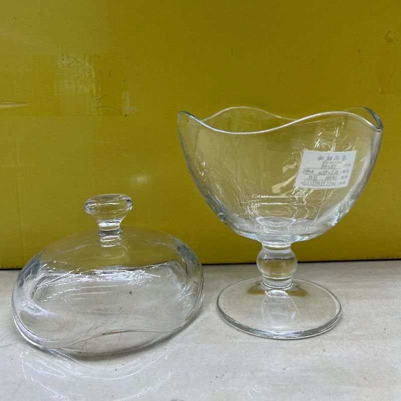 وكانت الحلوى تحتوي على قناني من زجاج مزينة بالزجاج، وقوالب الحلوى المصنوعة من الزجاج Item Picture