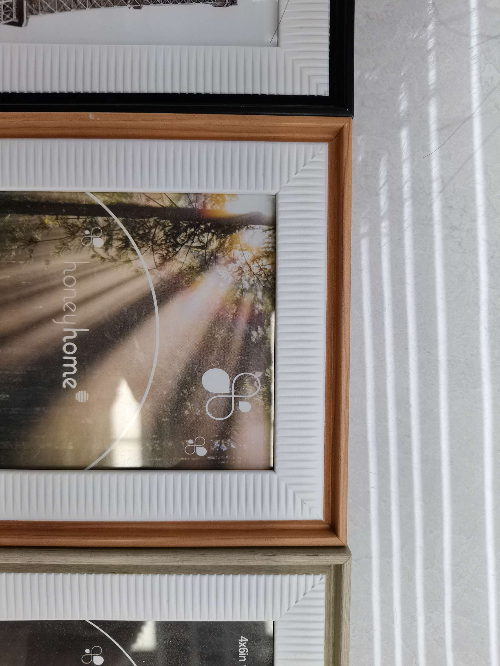 家饰装饰框架 高级木质相框 木色画框 相框摆台 美化生活空间 简约大气居家设计相框
相框摆台木质相框细节图