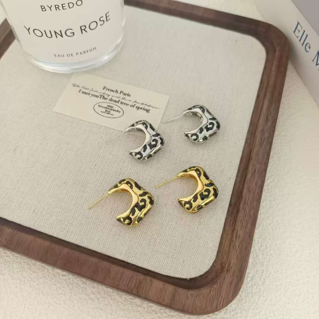 Irregular C loop leopard print otoño/invierno pendientes mujer goteo de aceite conserva el color niche aretes únicos orejeras para caras redondas nuevo estilo burst 2025 accesorios creativos