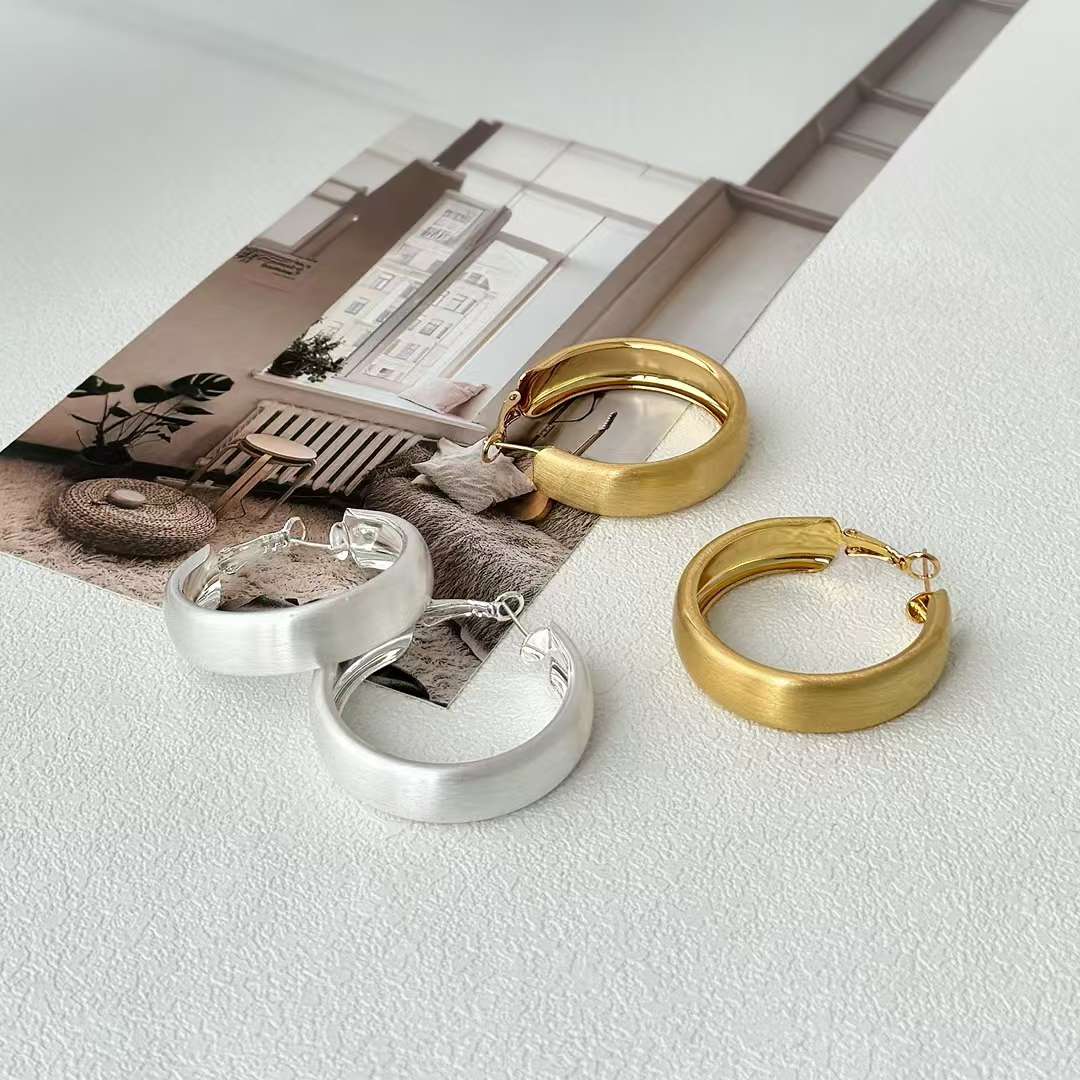 4CM brushed color retention earrings and earrings for ladies, elegant large ear rings, unique design, fashionable and trendy earrings