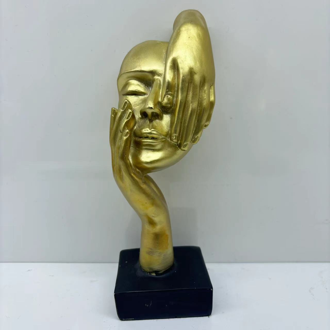 厂家直销 欧式工艺品摆件 简约捂脸抽象人物雕塑 办公室客厅雕塑艺术品装饰品