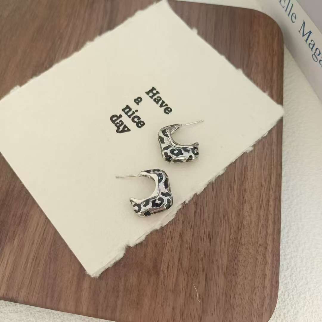 Irregular C loop leopard print otoño/invierno pendientes mujer goteo de aceite conserva el color niche aretes únicos orejeras para caras redondas nuevo estilo burst 2025 accesorios creativos Specification image