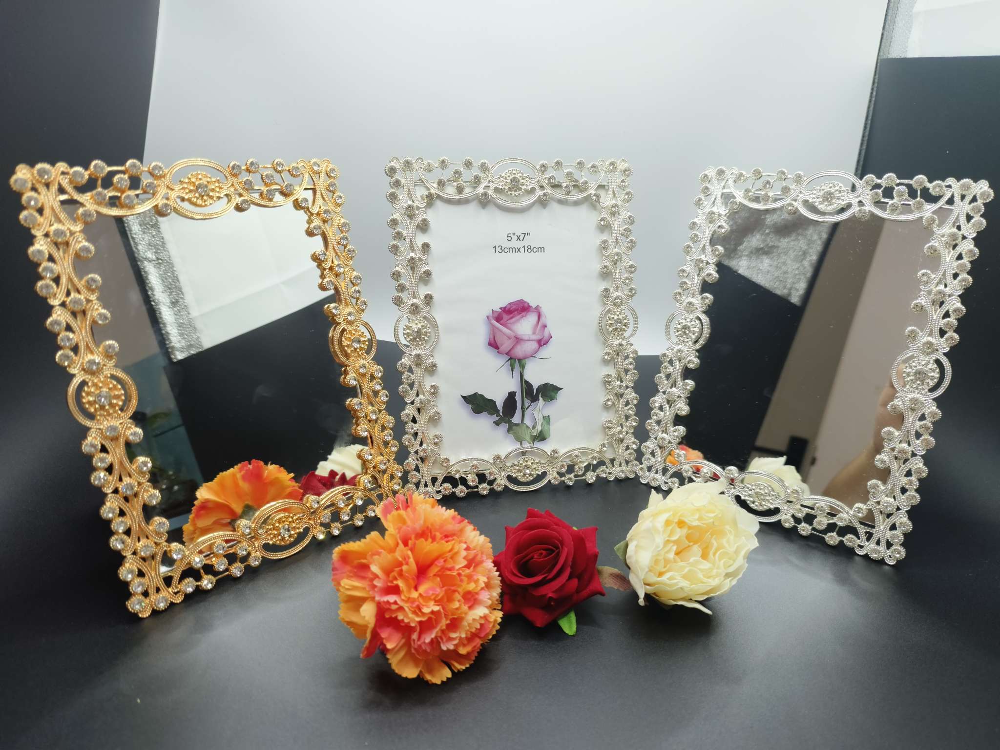 Metal mirrors, handicrafts, gifts, ornaments, stands, bases, auxiliary materials, selected elegant art displays, home decorations Application Scenario