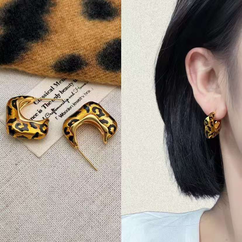 Irregular C loop leopard print otoño/invierno pendientes mujer goteo de aceite conserva el color niche aretes únicos orejeras para caras redondas nuevo estilo burst 2025 accesorios creativos Application Scenario