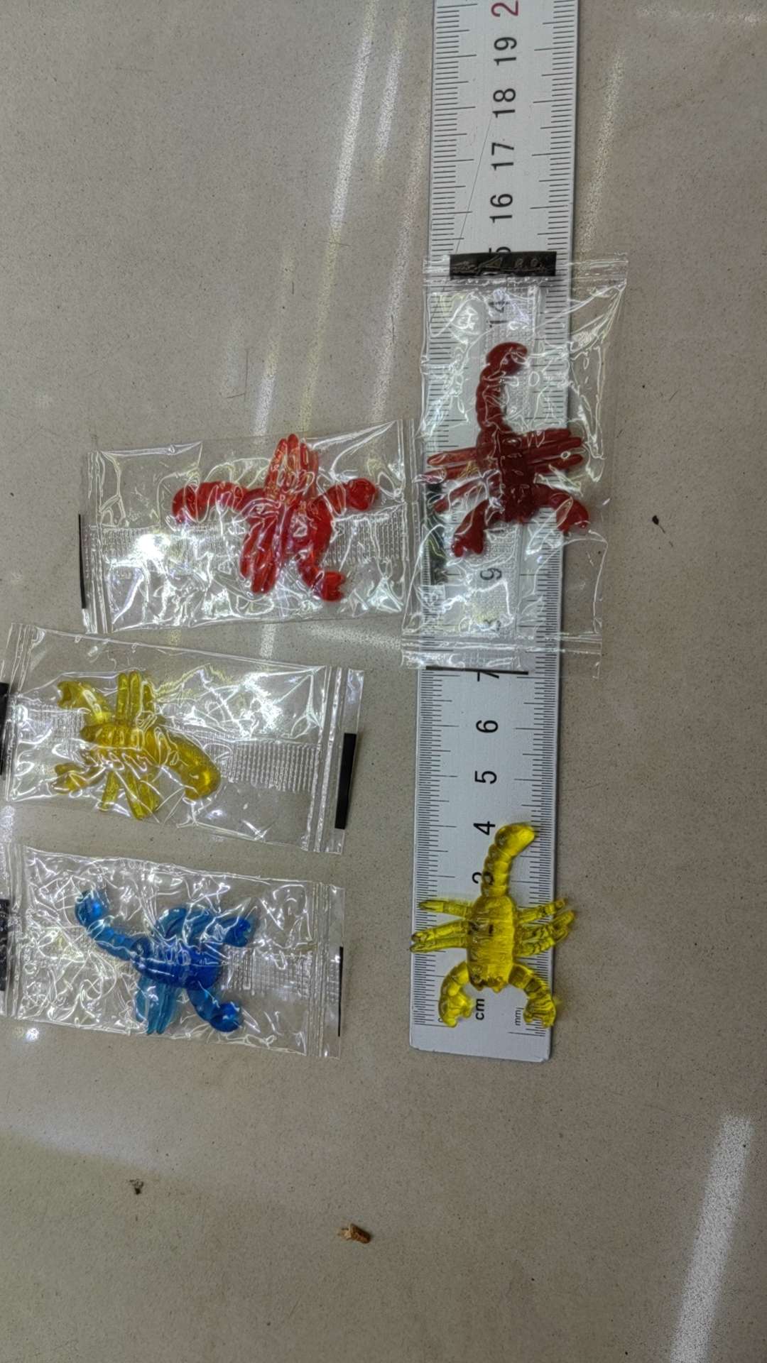 新奇特整人玩具套装 硅胶仿真蛇地摊个性打火机 水果发泄水球 动物猫仿真猫 玩具礼品盒