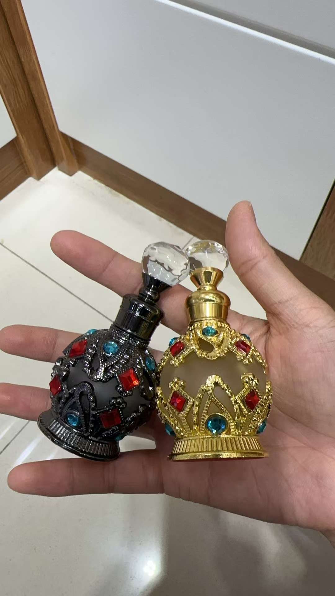 Gem-inlaid perfume bottles that are popular in the Middle East. Perfume bottles details Picture