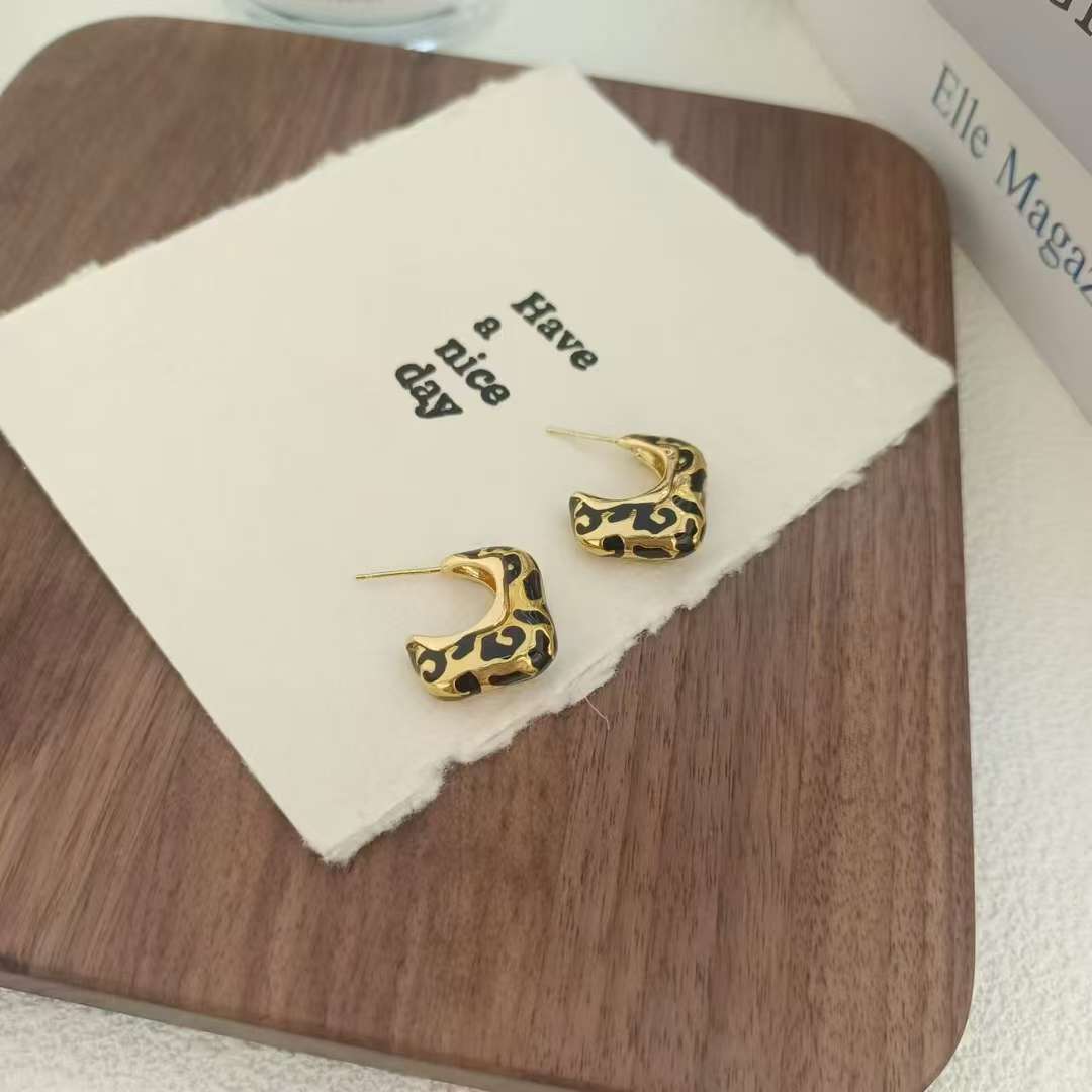 Irregular C loop leopard print otoño/invierno pendientes mujer goteo de aceite conserva el color niche aretes únicos orejeras para caras redondas nuevo estilo burst 2025 accesorios creativos details Picture