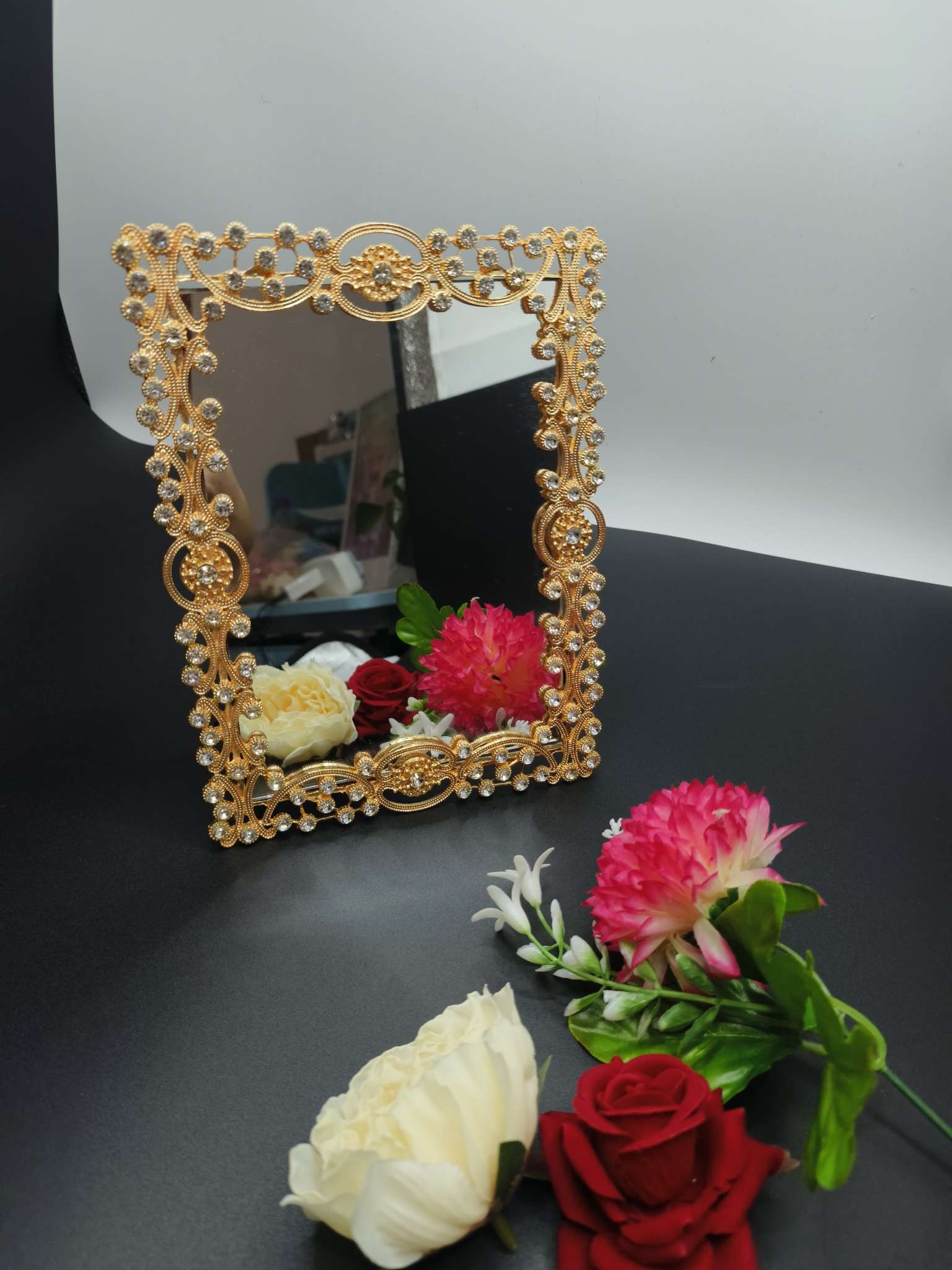 Metal mirrors, handicrafts, gifts, ornaments, stands, bases, auxiliary materials, selected elegant art displays, home decorations details Picture