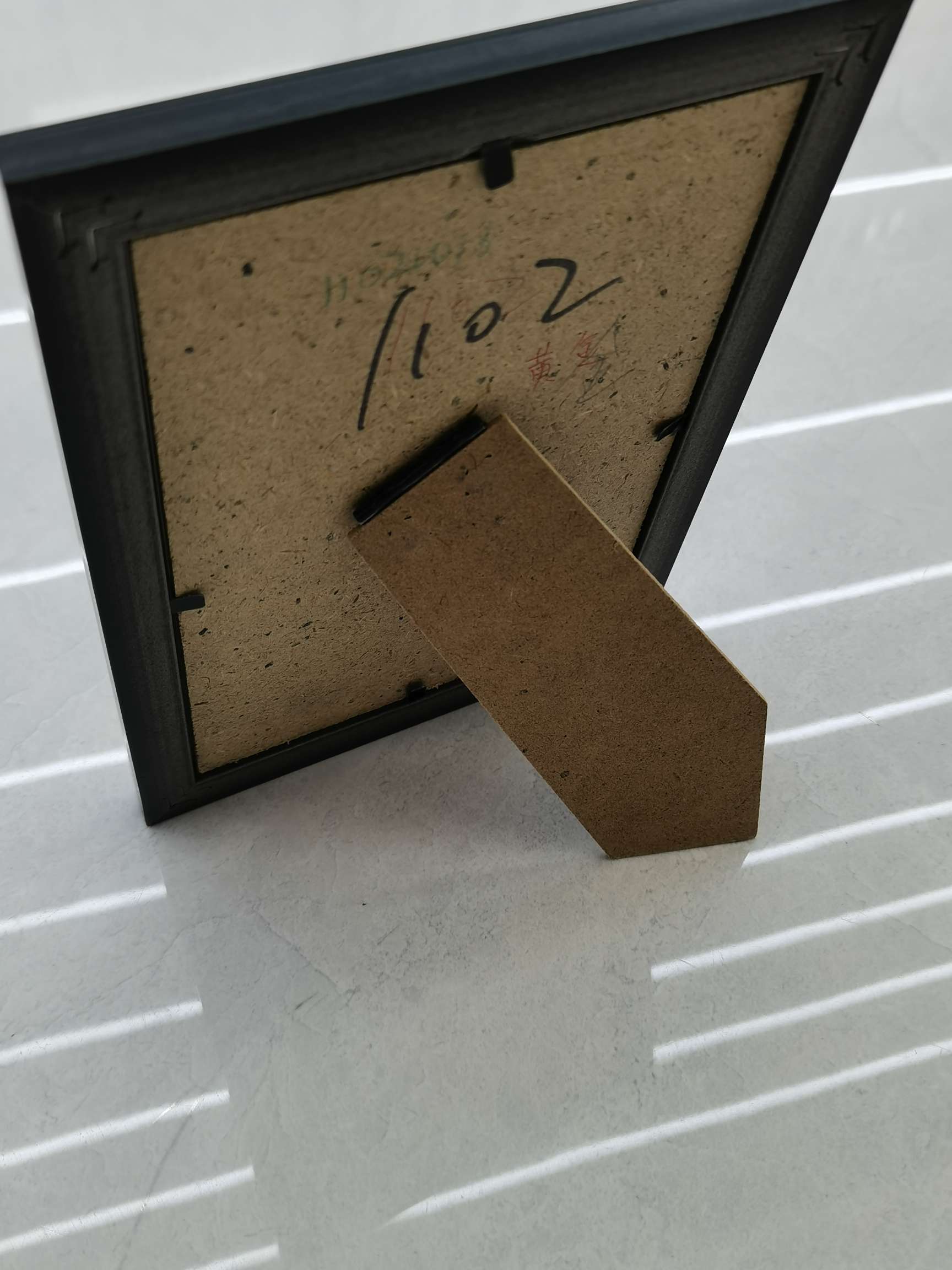 家饰装饰框架 高档金属质感相框摆台 金属质感画框 美观耐用 简约贵气相框画框二合一 艺术品展示优选 家居相框摆台产品图