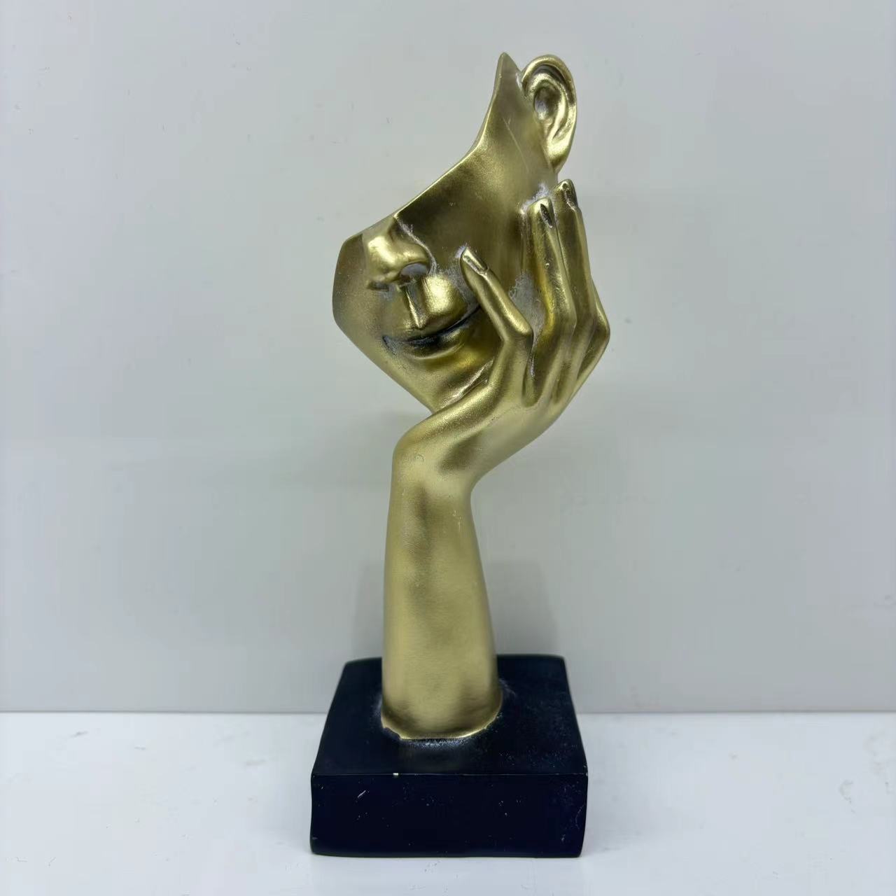 厂家直销 欧式 工艺品摆件 简约捧脸抽象人物雕塑办公室客厅雕塑艺术品装饰品