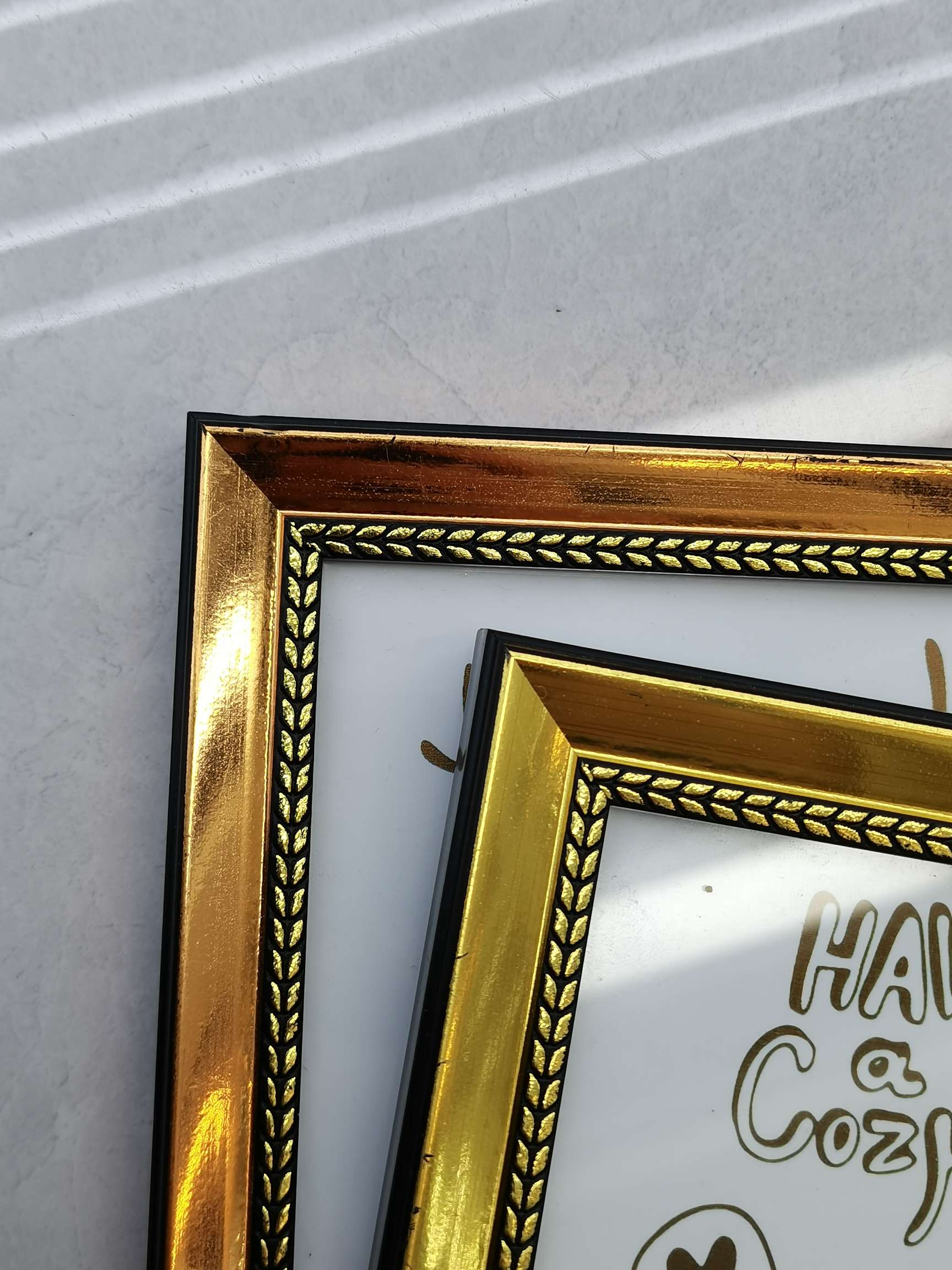 家饰装饰框架 高档金属质感相框摆台 金属质感画框 美观耐用 简约贵气相框画框二合一 艺术品展示优选 家居相框摆台细节图