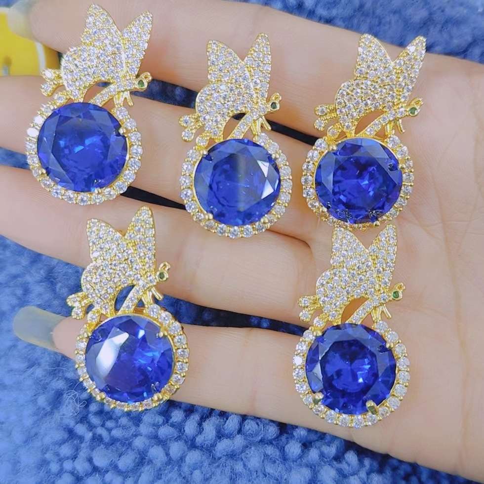 Stainless steel cross pendant, small chili pepper jewelry, DIY accessory, simple, durable, non-fading, personalized and fashionable jewelry gift Application Scenario