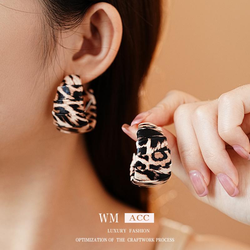 silver needle leopard print c- shaped pleated ear ring european and american artificial leather earrings elegant high sense vintage earrings wholesale details Picture