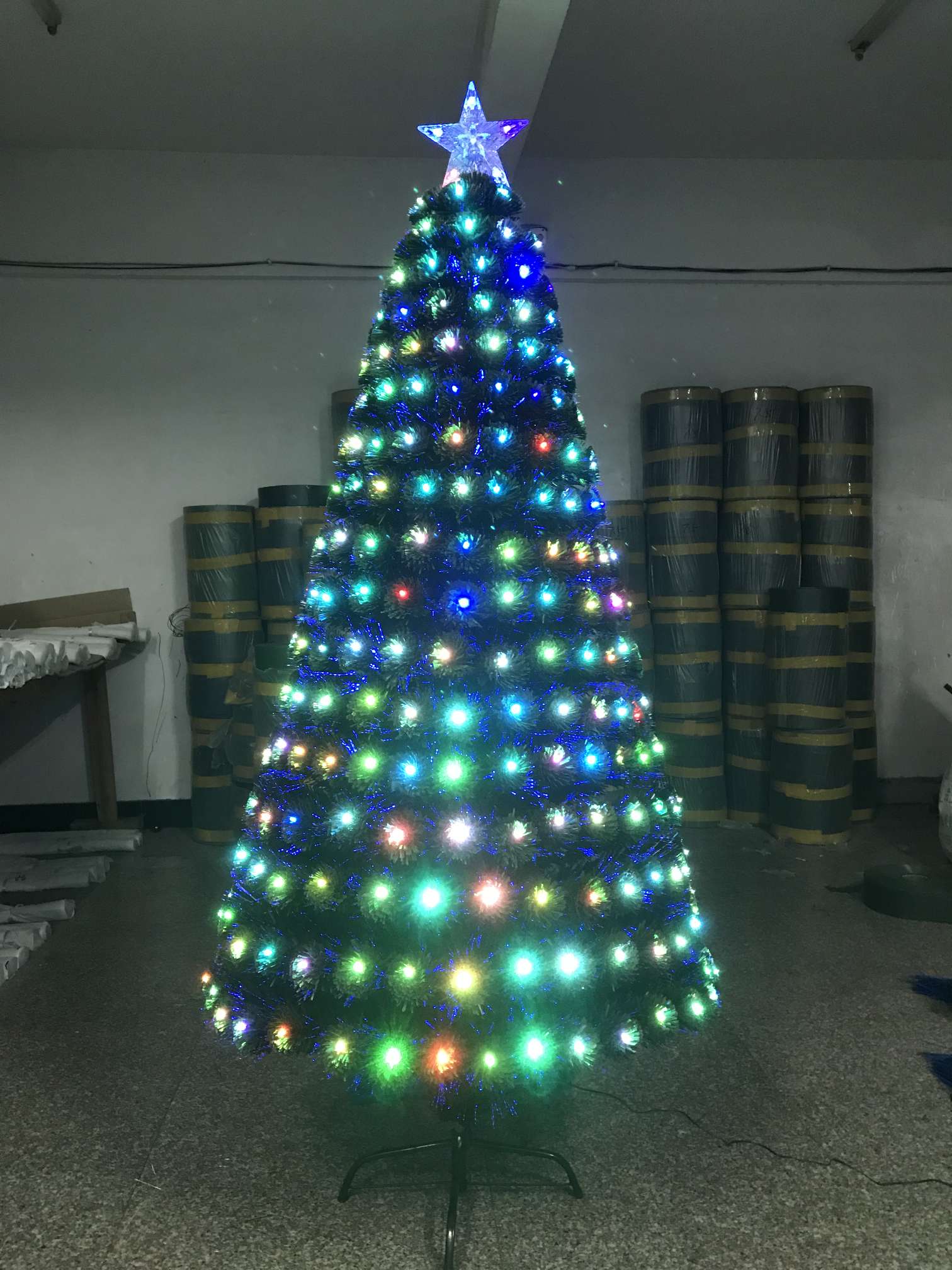 Office culture Christmas supplies Snow White Flying Snowflakes Christmas Tree Christmas tree decoration LED curtain lights illuminate your Christmas