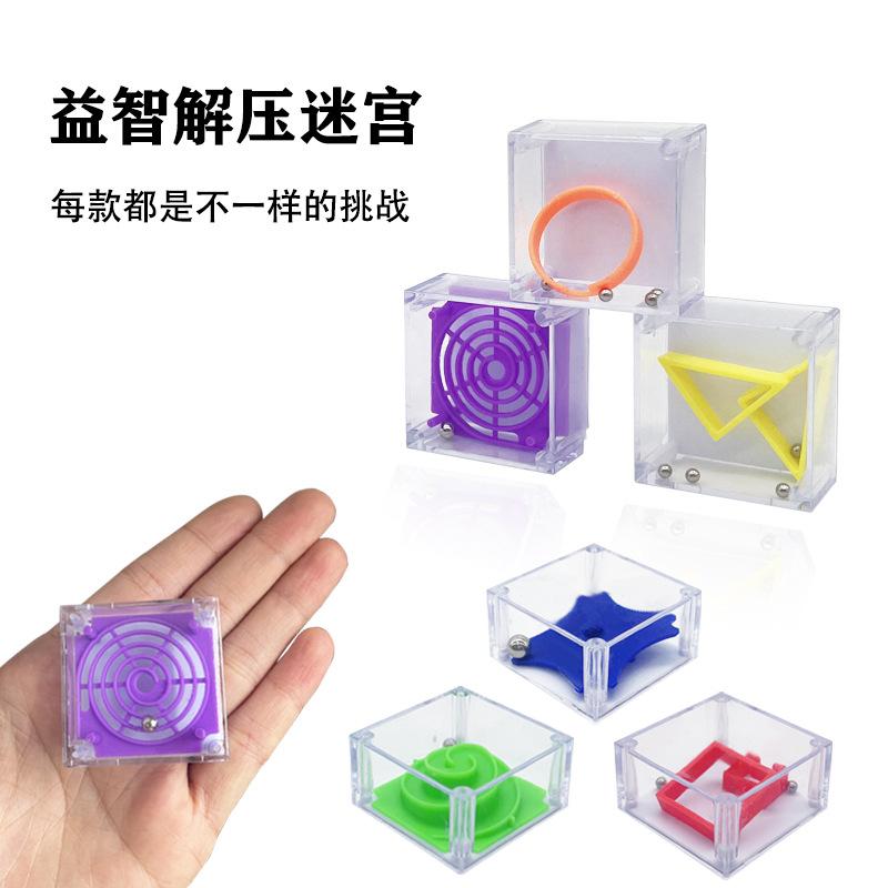 cross-border hot sale mini balance bead rolling maze decompression ball maze game handheld decompression educational thinking toy Application Scenario